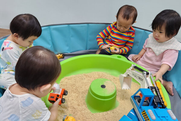 Star Learners_Blog Piece_Main Image_infants playing toys in the sand