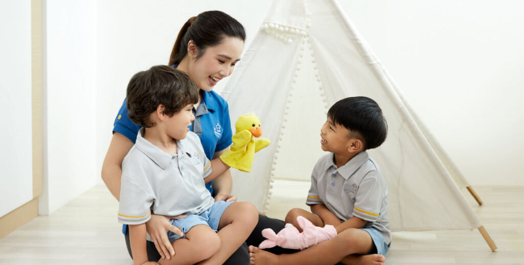 Star Learners_Blog Piece_Main Image_teacher playing puppets with students