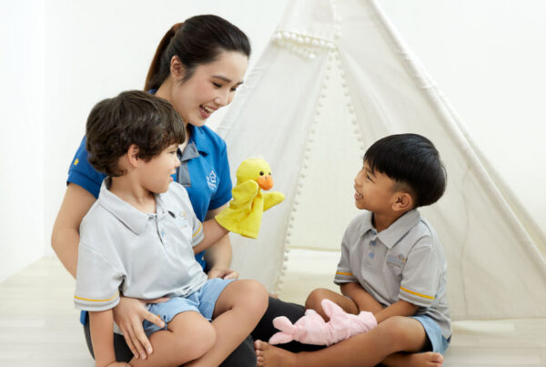 Star Learners_Blog Piece_Main Image_teacher playing puppets with students